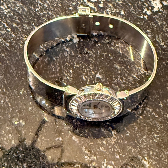 Croton Luxurious Silver Timepiece - Picture 6 of 10